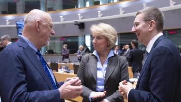Sveriges EU-minister Hans Dahlgren (S) i samtal med kollegor från Kroatien och Lettland på tisdagens ministermöte i Bryssel. 