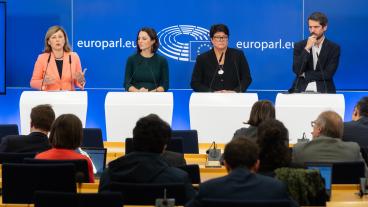 Företrädarna i förhandlingarna om mediefrihetslagen: EU-kommissionens Věra Jourová, EU-parlamentets Ramona Strugariu och Sabine Verheyen samt ministerrådets Ernest Urtasun