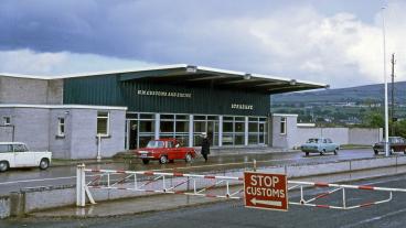 Fotografiet från 1968 visar en gränsövergång mellan Irland och Nordirland. I dag finns inga sådana kontroller. Arkivbild.