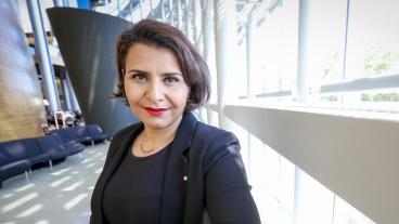 Europaparlamentariker Abir Al-Sahlani (C) är kritisk till att de svenska Europaparlamentarikerna i M, KD och S inte lyckats påverka sin partigrupper i den för Sverige viktiga minimilönsfrågan.