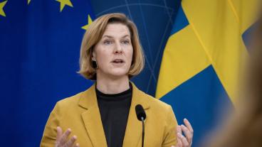 Regeringen stoppar införandet av EU-lag om lönetransparens meddelar jämställdhetsminister Nina Larsson på torsdagen.