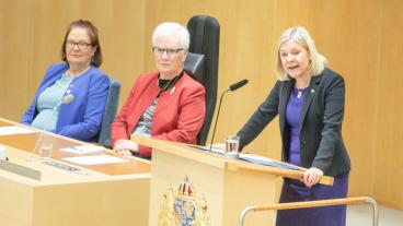 Sveriges statsminister Magdalena Andersson (S) läser upp sin regeringsförklaring i riksdagen.