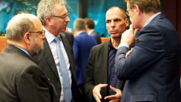 Den grekiske finansministern Yanis Varoufakis i samtal med kollegor i eurogruppen. Arkivbild. Den grekiske finansministern Yanis Varoufakis i samtal med kollegor i eurogruppen. Arkivbild.