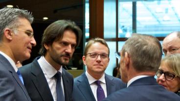Slovakiens inrikesminister Robert Kaliňák, andra till vänster, diskuterar med kollegor under torsdagens ministermöte i Bryssel.