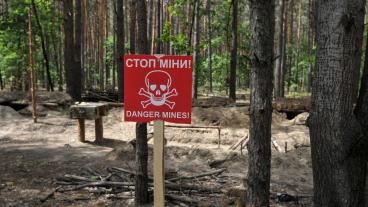 Sveriges biståndsminister Benjamin Dousa (M) oroas bland annat för att amerikanskt civilt stöd till Ukraina, där minröjning ingår, kan liggeri farozonen. Arkivbild.