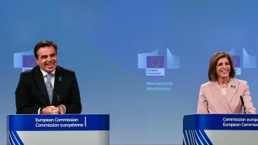 EU-kommissionärer Margaritis Schinas och Stella Kyriakides.