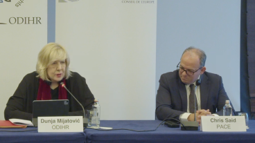 Valobservatörer från OSSE och Europarådets parlamentariska församling håller presskonferens efter söndagens bulgariska nyval. Skärmdump.