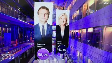 Fransk tv annonserar resultatet i det franska presidentvalet 2022 när vallokalerna stängde klockan åtta på söndagskvällen den 24 april. 
