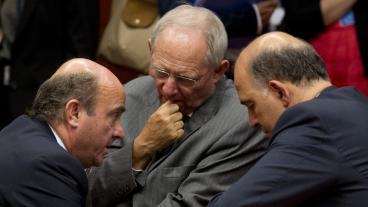 Finansministrarna de Guindos från Spanien, Schäuble från Tyskland och franske Moscovici träffas i Luxemburg på måndagen.