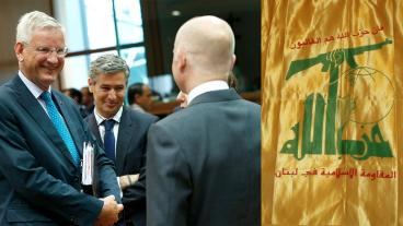 Utrikesminister Carl Bildt tillsammans med sin brittiske kollega William Hague( t.h) som länge krävt att Hizbollah terrorstämplas. Till höger Hizbollahs flagga.