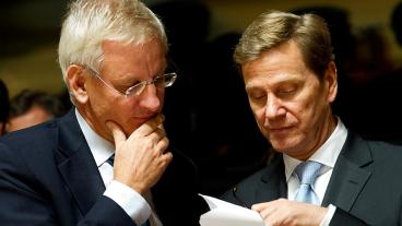 Sveriges och Tysklands utrikesministrar Carl Bildt och Guido Westerwelle diskuterar. Arkivbild.