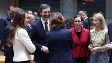 Utrikesminister Maria Malmer Stenergard (M) i rött i samtal med kollegor (från vänster): Oana Țoiu (Rumänein), Juraj Blanár (Slovakien) och EU:s utrikesrepresentant Kaja Kallas under torsdagens möte.