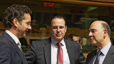 Tre finansministrar i samtal: Nederländernas Jeroen Dijsselbloem, Sverige Anders Borg och Frankrikes Pierre Moscovici. Arkivbild.