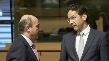 Spaniens finansminister Luis de Guindos och Nederländernas finansminister tillika nuvarande eurogruppsordförande Jeroen Dijsselbloem. Arkivbild. Spaniens finansminister Luis de Guindos och Nederländernas finansminister tillika nuvarande eurogruppsordförande Jeroen Dijsselbloem. Arkivbild.