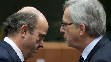 Spaniens finansminister Luis de Guindos i samtal med eurogruppens ordförande Jean Claude Juncker.