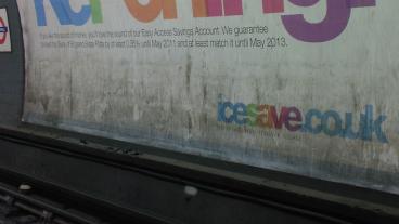 Den isländska internbanken Icesave lockade cirka 350 000 britter och holländare att sätta in sina pengar innan den gick omkull.