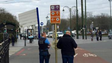 Polis bevakar uppgången vid  Europaportalens närmaste tunnelbanestation Mérode, två stopp från den attackerade stationen Maalbeek nära EU-kvarteren.