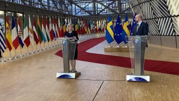 Statsminister Andersson (S) på sin första statsministeröverläggning i Bryssel, här tillsammans med Europeiska rådets ordförande Charles Michel.
