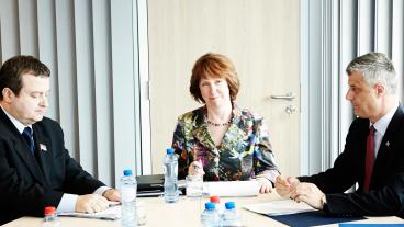 Serbiens premiärminister Ivica Dacic (tv) och Kosovos premiärminister Hashim Thaci (th) i dialog tillsammans med EU-kommissionens Catherine Ashton.