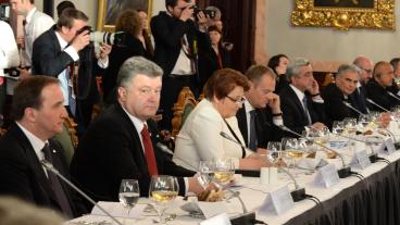 Statsminister Stefan Löfven (S) med Ukrainas president Porosjenko på förra toppmötet med östliga partnerskapet 2015. Arkivbild.  