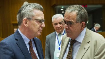 Tysklands inrikesminister Thomas de Maizière och Greklands migrationsminister Ioannis Mouzalas i samtal. Arkivbild.