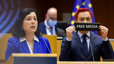 EU-kommissionär Vera Jourová och den polska socialdemokraten Robert Biedroń som ägnade sin talartid åt att i tystnad hålla upp en skylt med budskapet "Fri press"..
