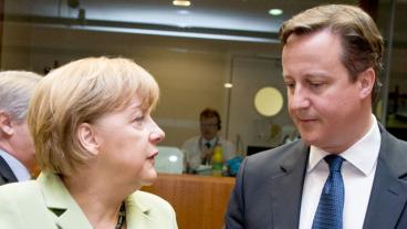 Tysklands förbundskansler Angela Merkel och Storbritanniens premiärminister David Cameron i samtal vid EU-toppmötet i juni 2013.
