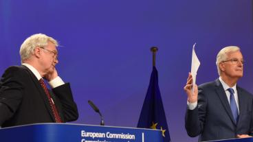 Storbritanniens och EU:s chefsförhandlare David Davis och Michel Barnier efter tredje rundan.