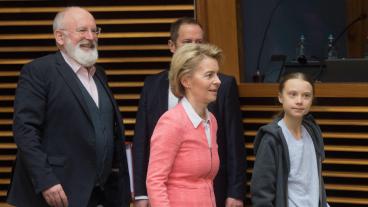 EU:s klimatkommissionär Frans Timmermans, EU-kommissionens ordförande Ursula von der Leyen och klimataktivist Greta Thunberg på onsdagens kommissionärsmöte i Bryssel. 