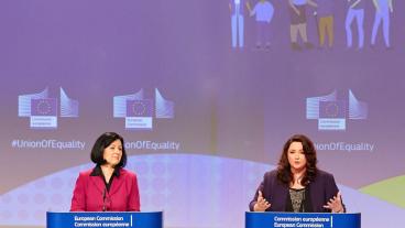 EU-kommissionärer Věra Jourová och Helena Dalli presenterar jämställdhetsstrategin. 