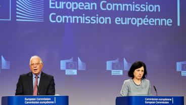 EU-kommissionärer Josep Borrell och Vĕra Jourová.
