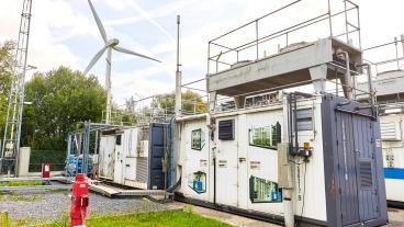 Vätgas kan användas för att driva exempelvis fordon och fartyg. Här en vätgasstation i Belgien som drivs av vindkraft. Arkivbild.