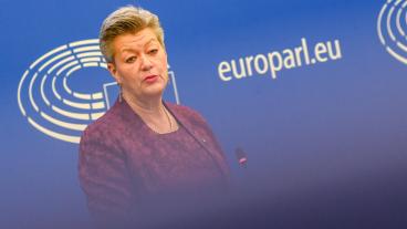 –  Gängen är allt skickligare på att distribuera förbjudna droger men också på att producera ännu inte kategoriserade ämnen som utgör allvarliga risker, sade ansvarig kommissionär Ylva Johansson på onsdagen.  