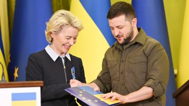 EU-kommissionens ordförande Ursula von der Leyen överlämnar medlemskapsfrågeformuläret till den ukrainske presidenten Volodymyr Zelenskyj. 