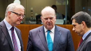 EU:s ekonomikommissionär Olli Rehn, den irländske finansministern Michael Noonan som leder mötet och hans portugisiske kollega Vitor Gaspar som har det hett om öronen för tillfället. Arkivbild.