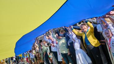 EU-kommissionens ordförande Ursula von der Leyen deltog på onsdagen i en ceremoni tillsammans med ukrainska representanter på Grand Place i centrala Bryssel där en 30 meter lång ukrainsk flagga vecklades ut. 